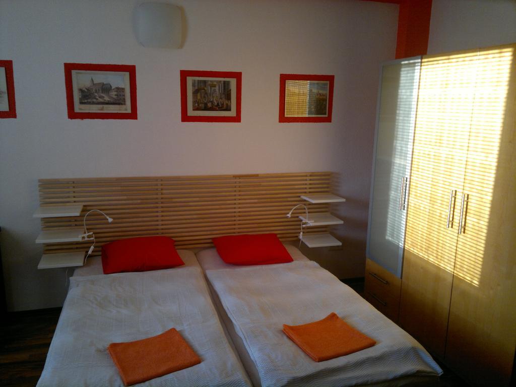 Red Apartment Bratislava Room photo